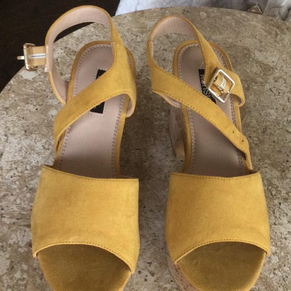 Kenzie yellow gold sandals never worn
